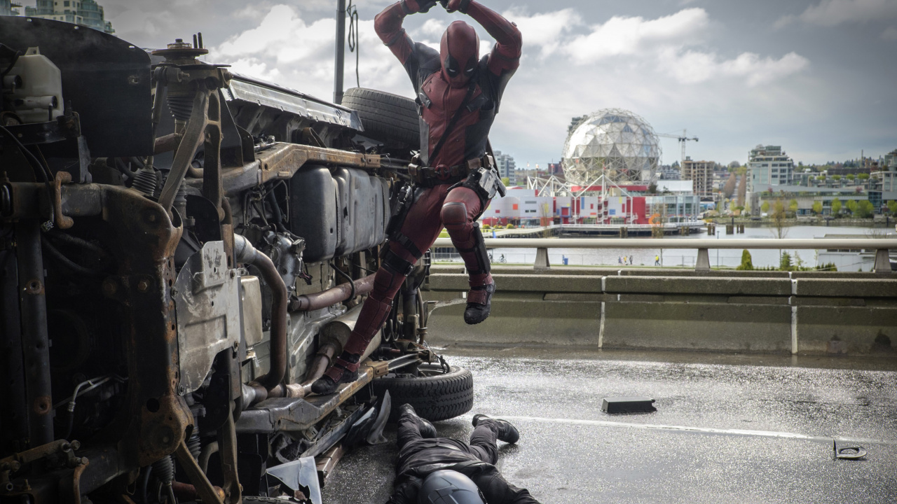 Homme en T-shirt Rouge et Jean Bleu Debout Sur Une Machine en Métal Noir et Marron. Wallpaper in 1280x720 Resolution