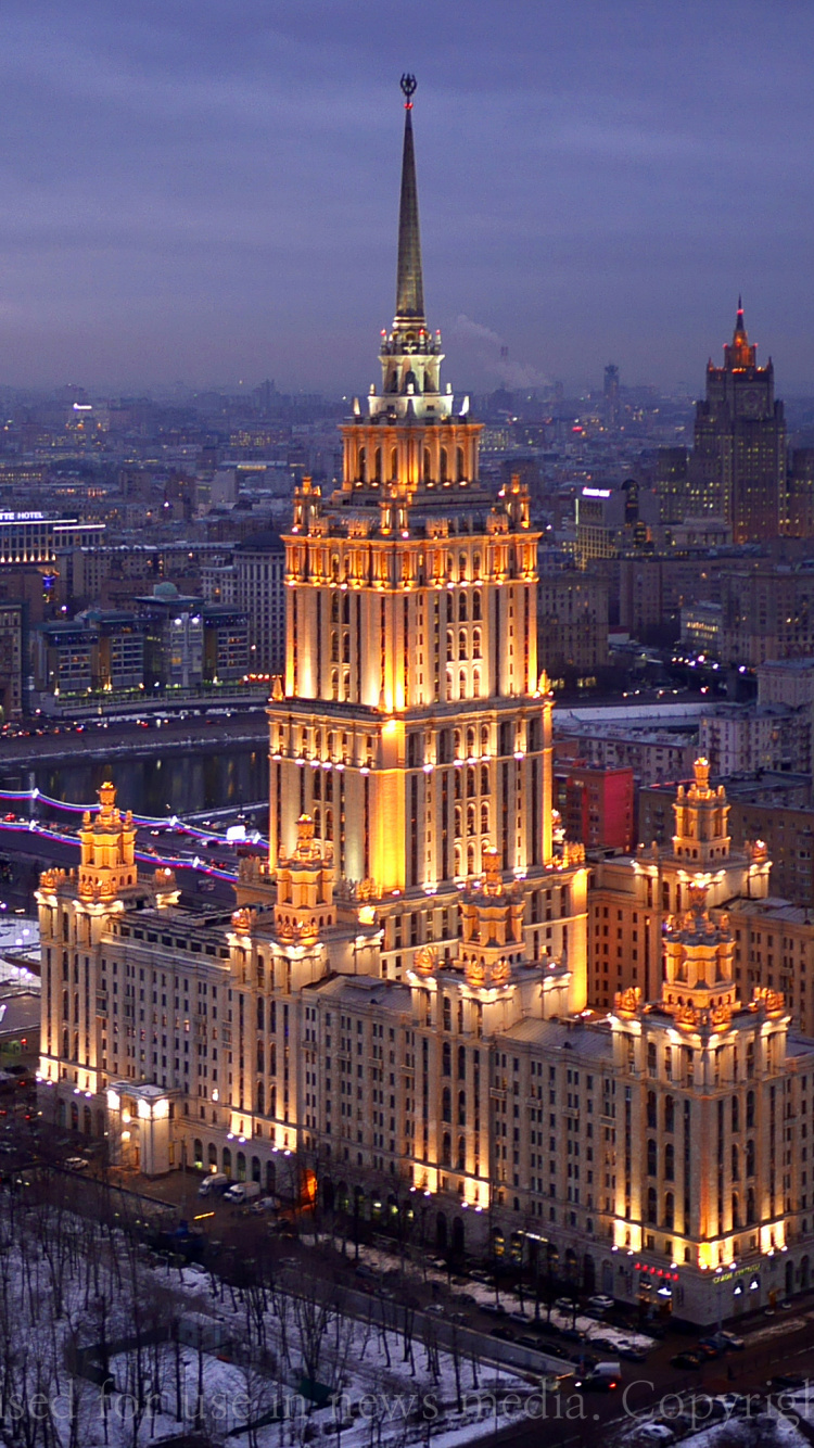 Edificio de Hormigón Marrón Durante la Noche. Wallpaper in 750x1334 Resolution