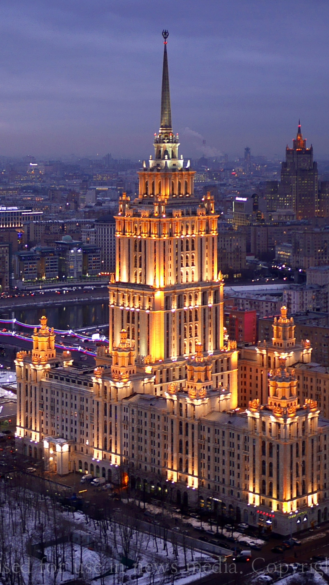 Braunes Betongebäude in Der Nacht. Wallpaper in 1080x1920 Resolution