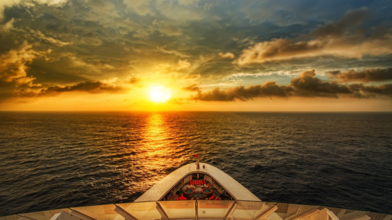 Bateau Blanc Sur Mer Pendant le Coucher du Soleil. Wallpaper in 1280x720 Resolution