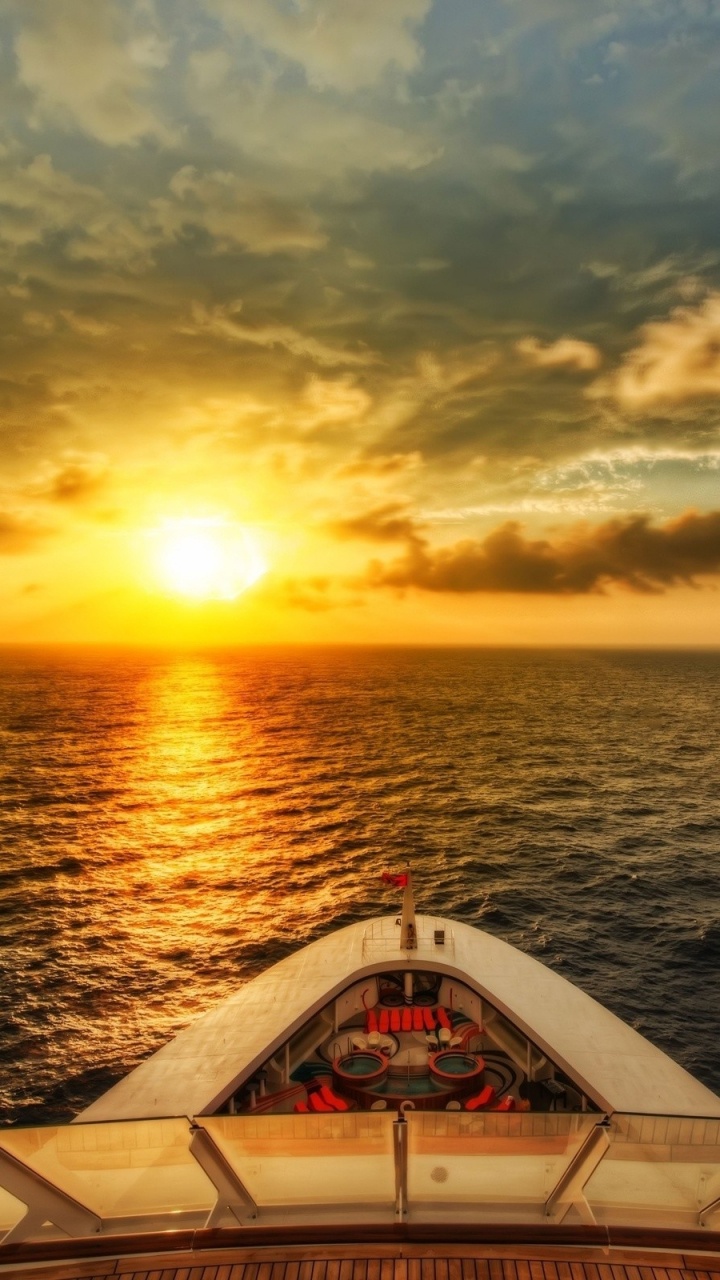 Bateau Blanc Sur Mer Pendant le Coucher du Soleil. Wallpaper in 720x1280 Resolution