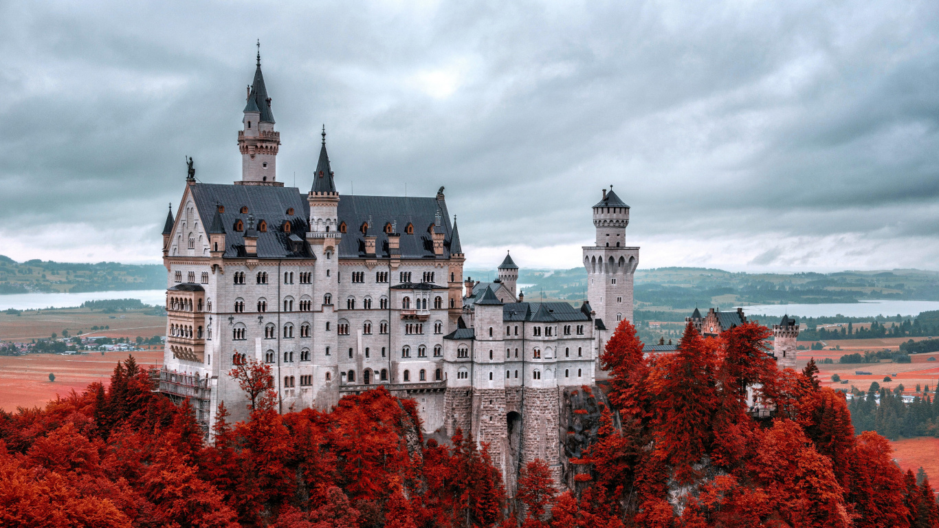 Weißes Und Blaues Schloss, Umgeben Von Bäumen Unter Bewölktem Himmel Tagsüber. Wallpaper in 1366x768 Resolution