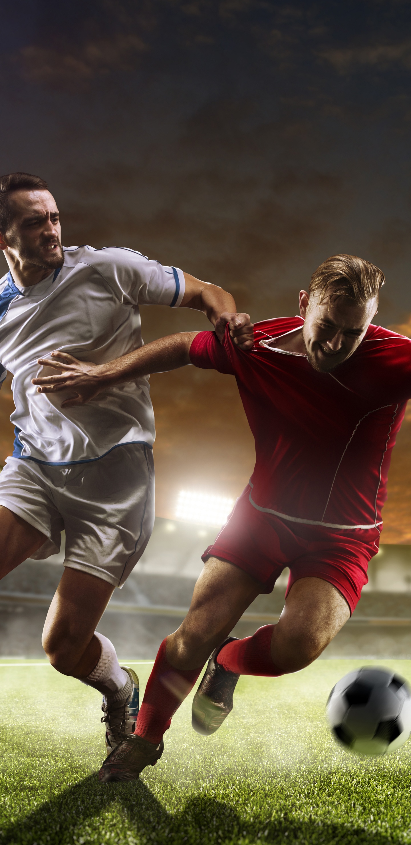 2 Hommes Jouant au Football Sur Terrain en Herbe Verte Pendant la Nuit. Wallpaper in 1440x2960 Resolution