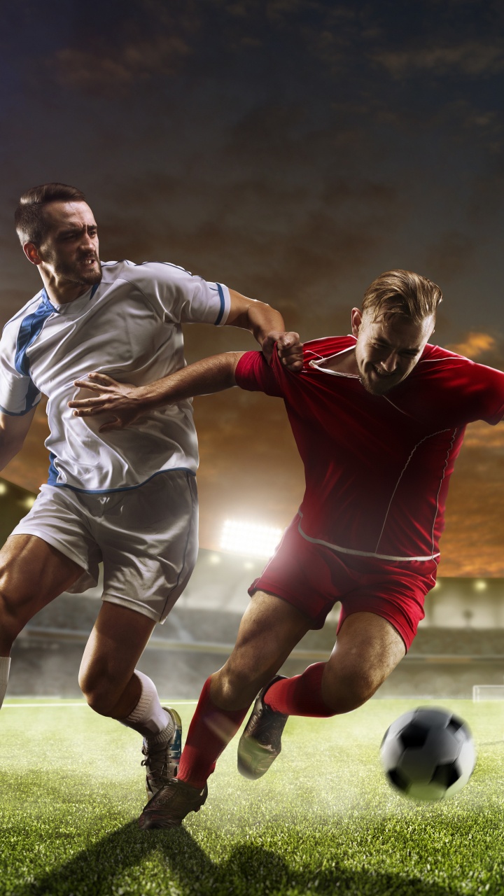 2 Hommes Jouant au Football Sur Terrain en Herbe Verte Pendant la Nuit. Wallpaper in 720x1280 Resolution