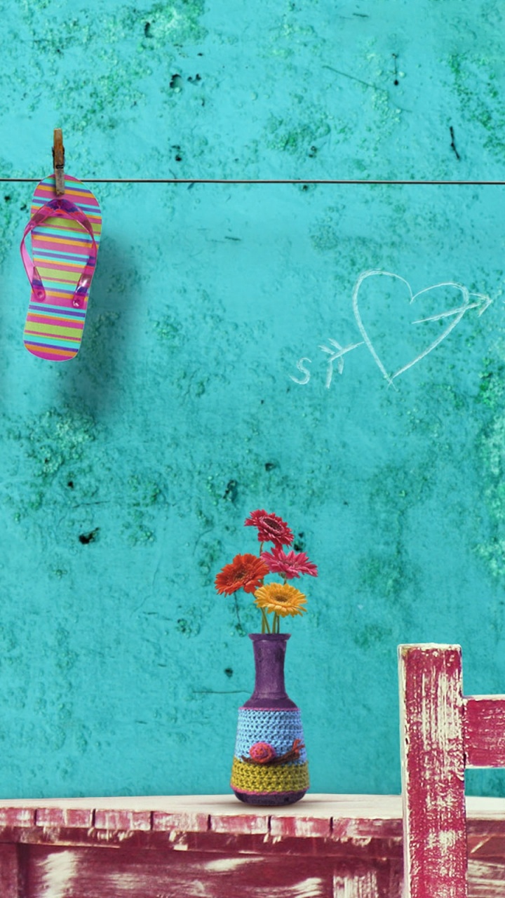 Rot-blau-weiß Gestreifte Socken an Der Wand. Wallpaper in 720x1280 Resolution