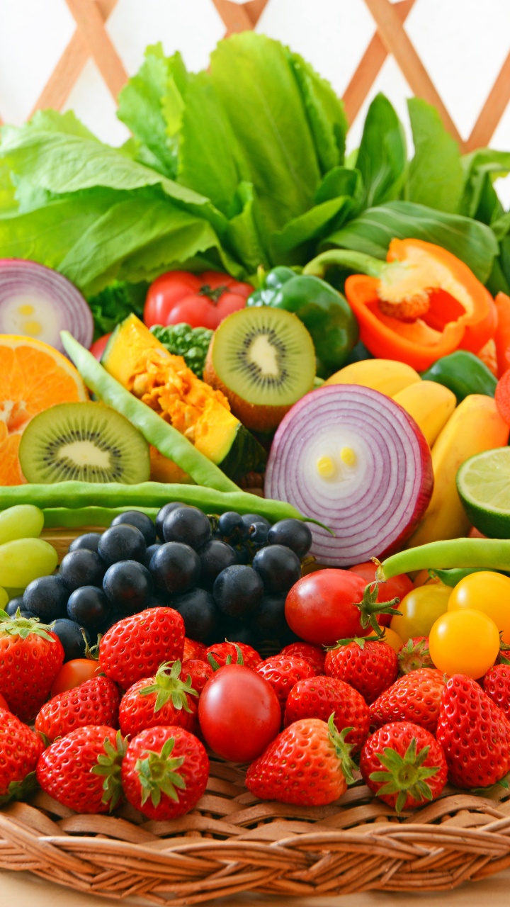 Rote Erdbeeren Und Grüne Blätter Auf Braunem Flechtkorb. Wallpaper in 720x1280 Resolution