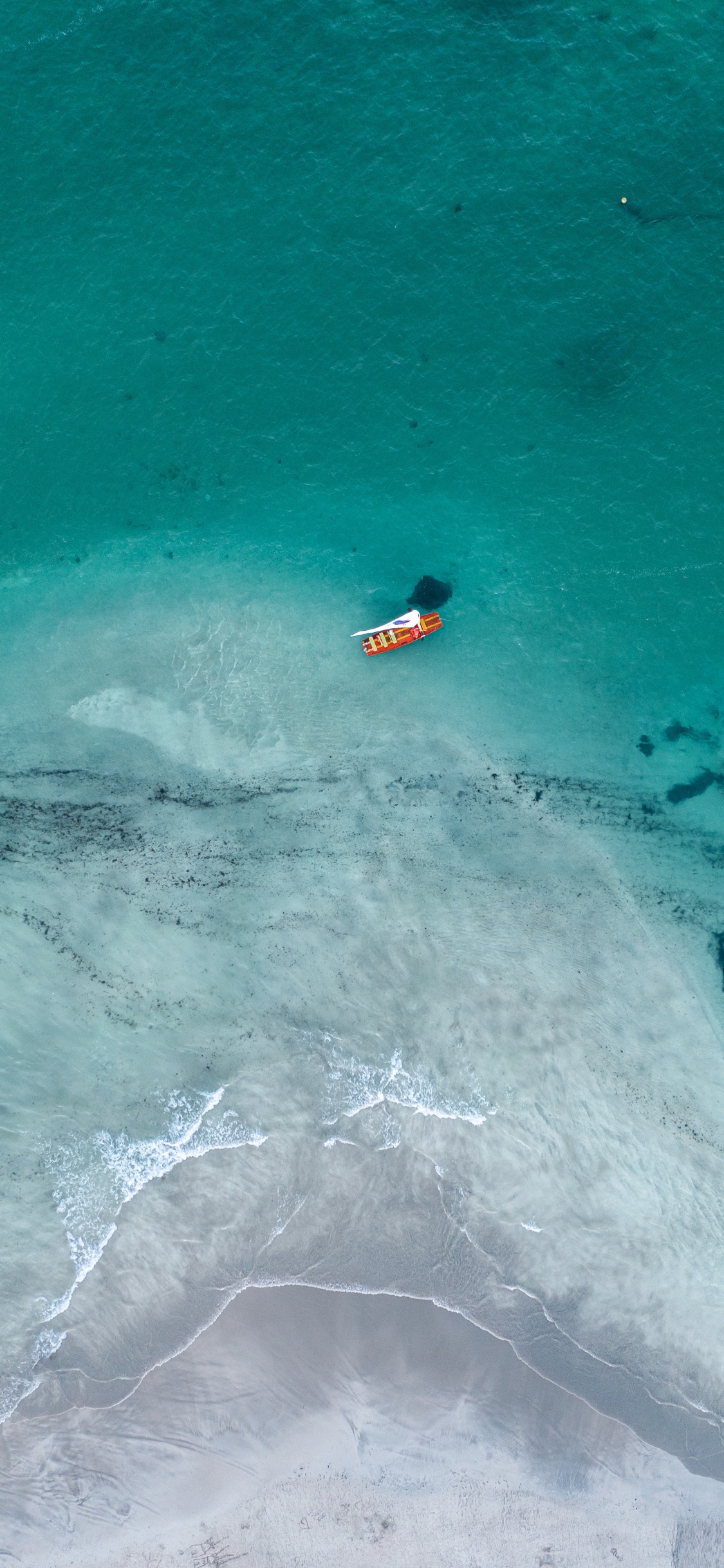 Personne Surfant Sur Les Vagues de la Mer Pendant la Journée. Wallpaper in 1125x2436 Resolution