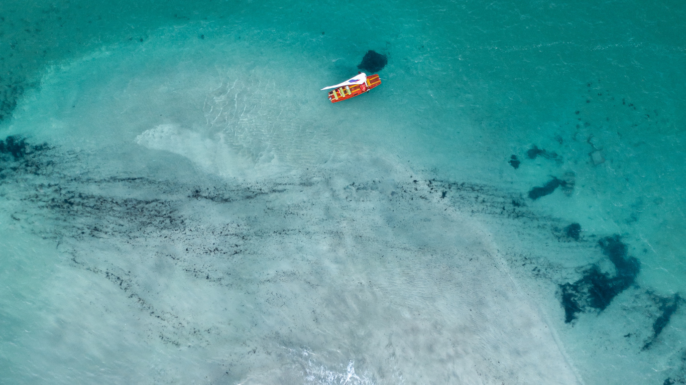 Personne Surfant Sur Les Vagues de la Mer Pendant la Journée. Wallpaper in 1366x768 Resolution