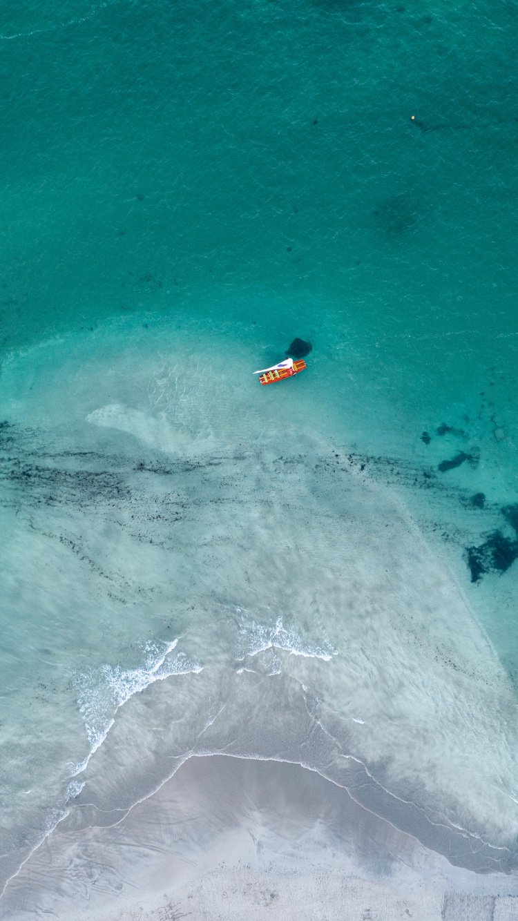 Personne Surfant Sur Les Vagues de la Mer Pendant la Journée. Wallpaper in 750x1334 Resolution