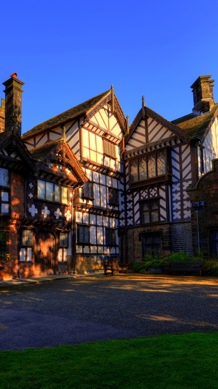 Edificio de Hormigón Marrón y Negro Cerca de Árboles Verdes Durante el Día. Wallpaper in 720x1280 Resolution