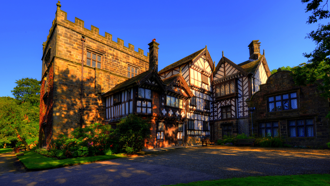 Bâtiment en Béton Brun et Noir Près Des Arbres Verts Pendant la Journée. Wallpaper in 1366x768 Resolution