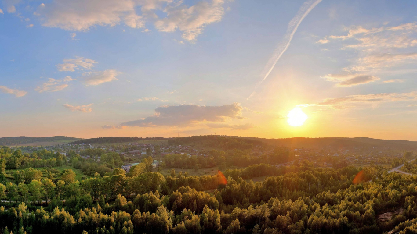 Tagsüber Grüne Bäume Unter Blauem Himmel. Wallpaper in 1366x768 Resolution