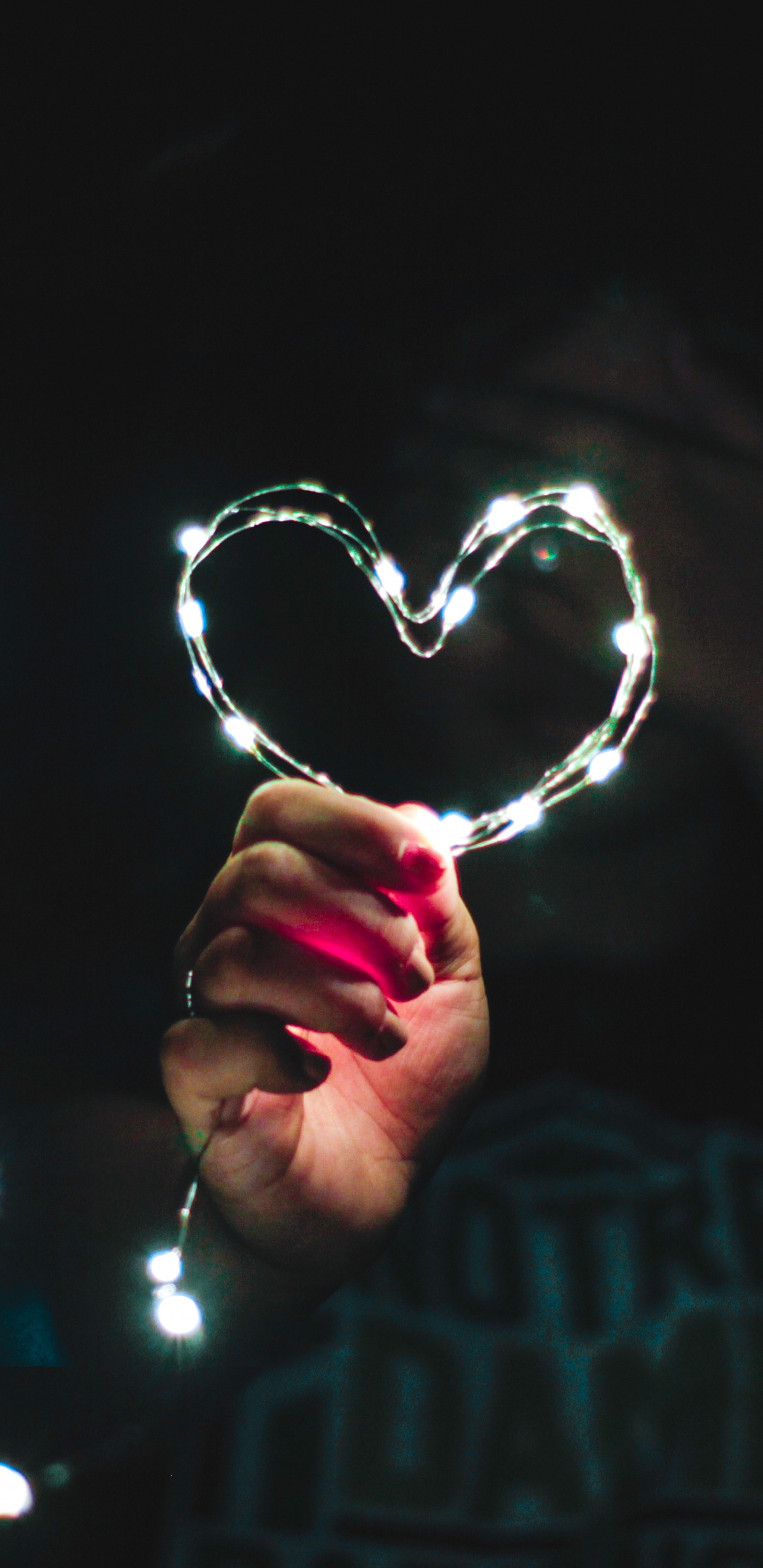 Personne Tenant Une Bague en Argent en Forme de Coeur. Wallpaper in 1440x2960 Resolution