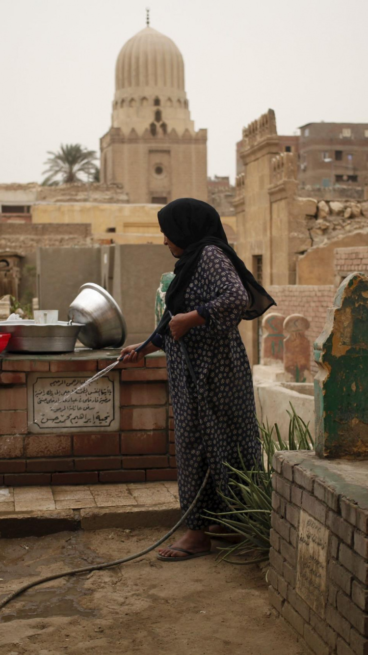 Mujer en Blanco y Negro Hijab de Pie Sobre Ladrillos de Hormigón Marrón Durante el Día. Wallpaper in 750x1334 Resolution