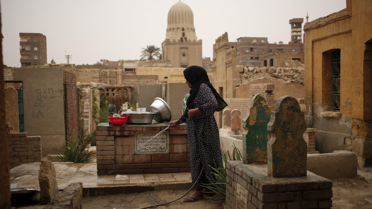 Femme en Hijab Noir et Blanc Debout Sur Une Brique de Béton Marron Pendant la Journée. Wallpaper in 1280x720 Resolution