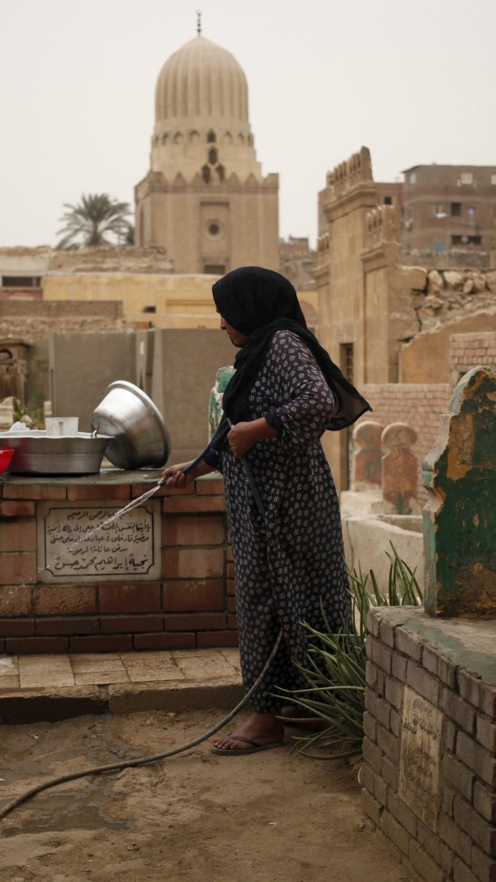 Frau in Schwarz-weißem Hijab, Die Tagsüber Auf Braunem Betonziegel Steht. Wallpaper in 720x1280 Resolution