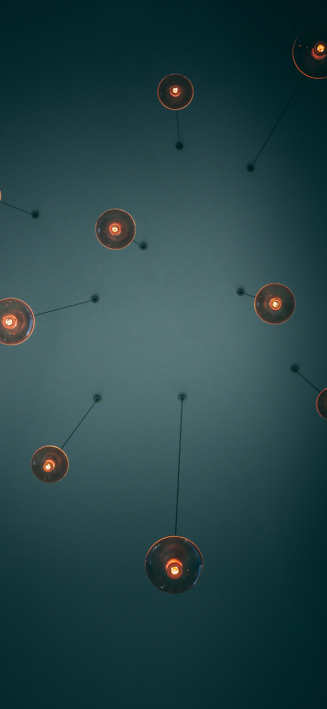 Flachwinkelansicht Der Deckenlampe. Wallpaper in 1125x2436 Resolution