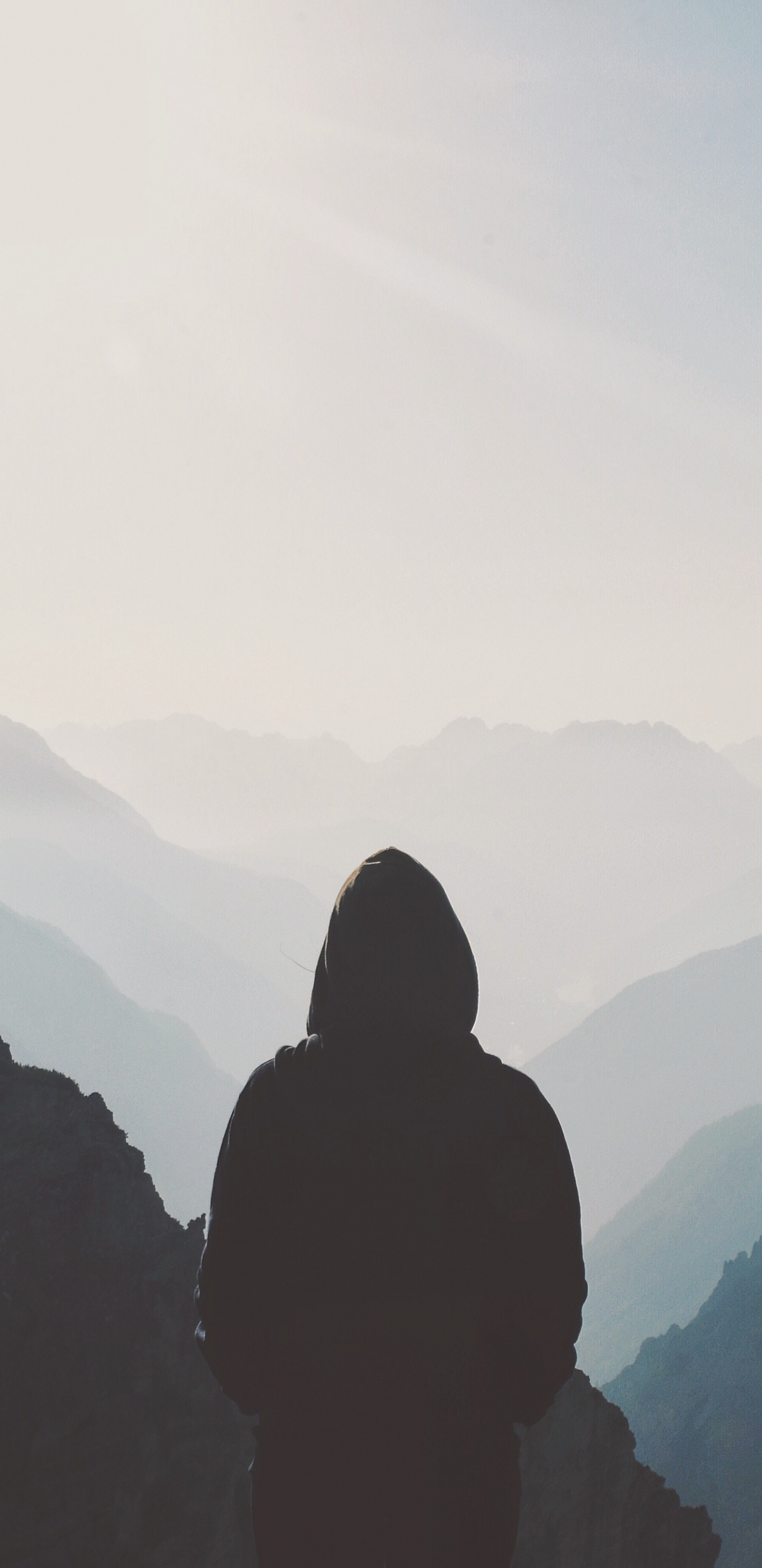 Silhouette Einer Person, Die Tagsüber Auf Dem Berg Steht. Wallpaper in 1440x2960 Resolution