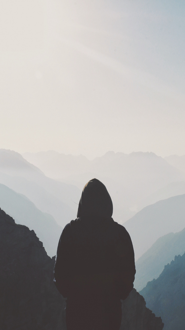 Silhouette Einer Person, Die Tagsüber Auf Dem Berg Steht. Wallpaper in 750x1334 Resolution