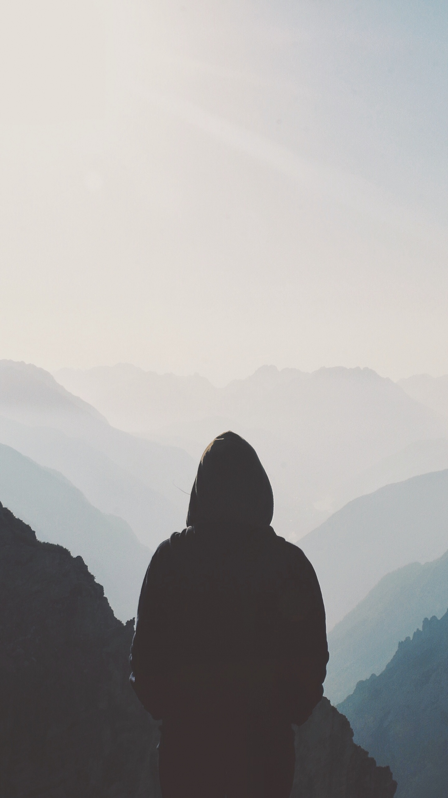 Silhouette de Personne Debout au Sommet de la Montagne Pendant la Journée. Wallpaper in 1440x2560 Resolution