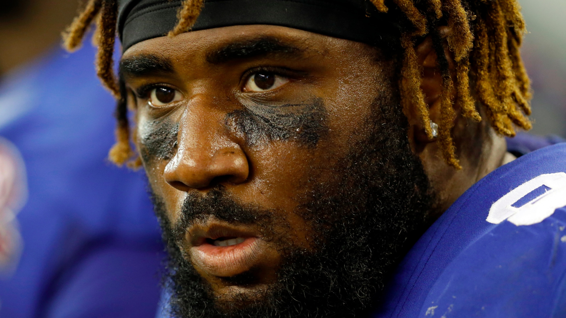 Hombre Con Camisa Azul Vistiendo Gorro de Lana Marrón. Wallpaper in 1920x1080 Resolution