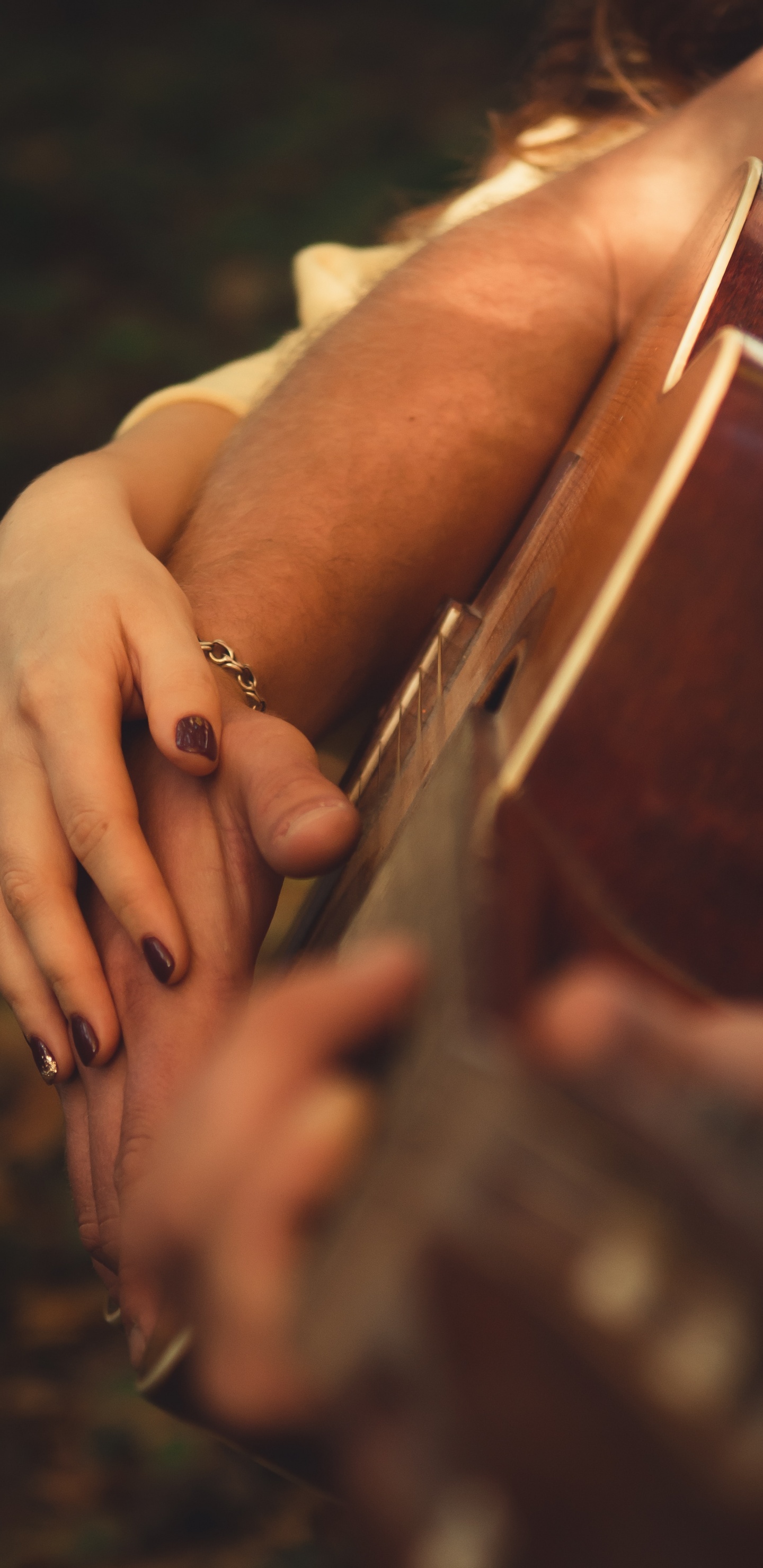 Person Mit Silberring Und Silberring. Wallpaper in 1440x2960 Resolution