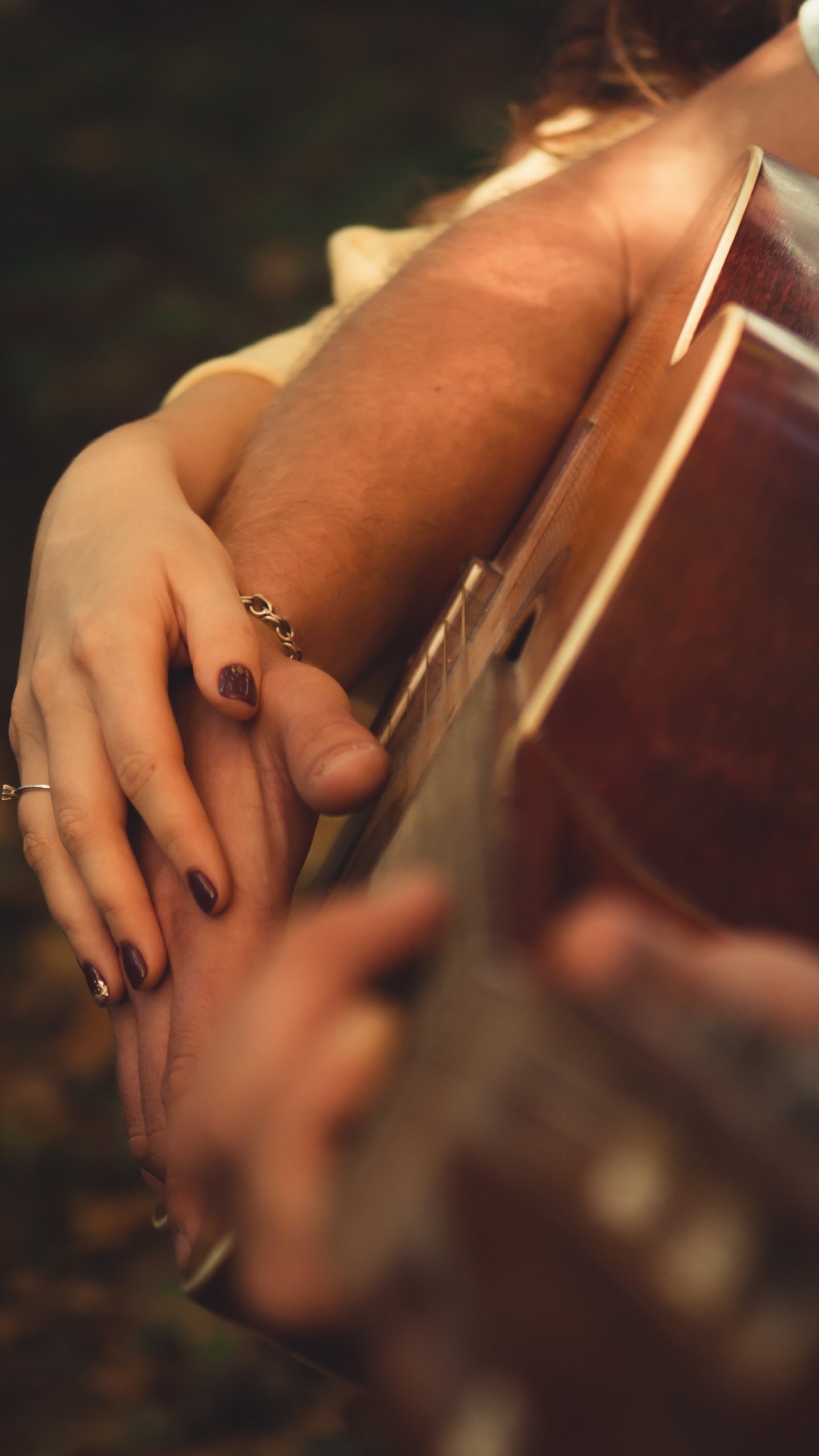 Person Wearing Silver Ring and Silver Ring. Wallpaper in 1440x2560 Resolution