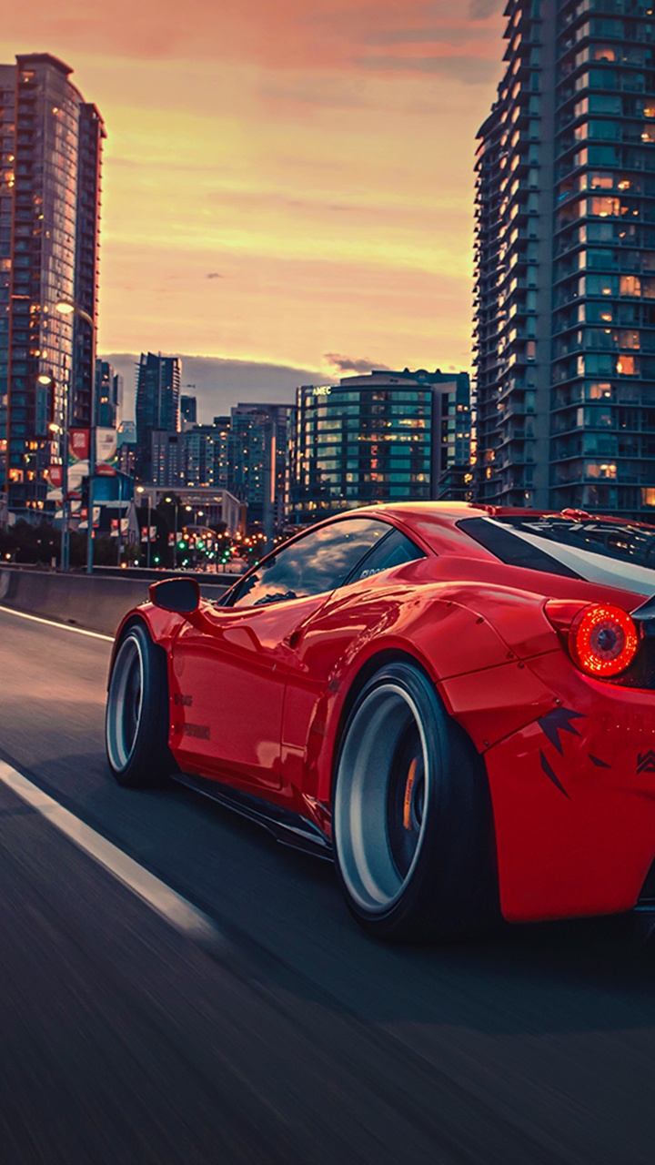 Roter Ferrari 458 Italia Unterwegs in Der Nähe Von Stadtgebäuden Während Der Nachtzeit. Wallpaper in 720x1280 Resolution