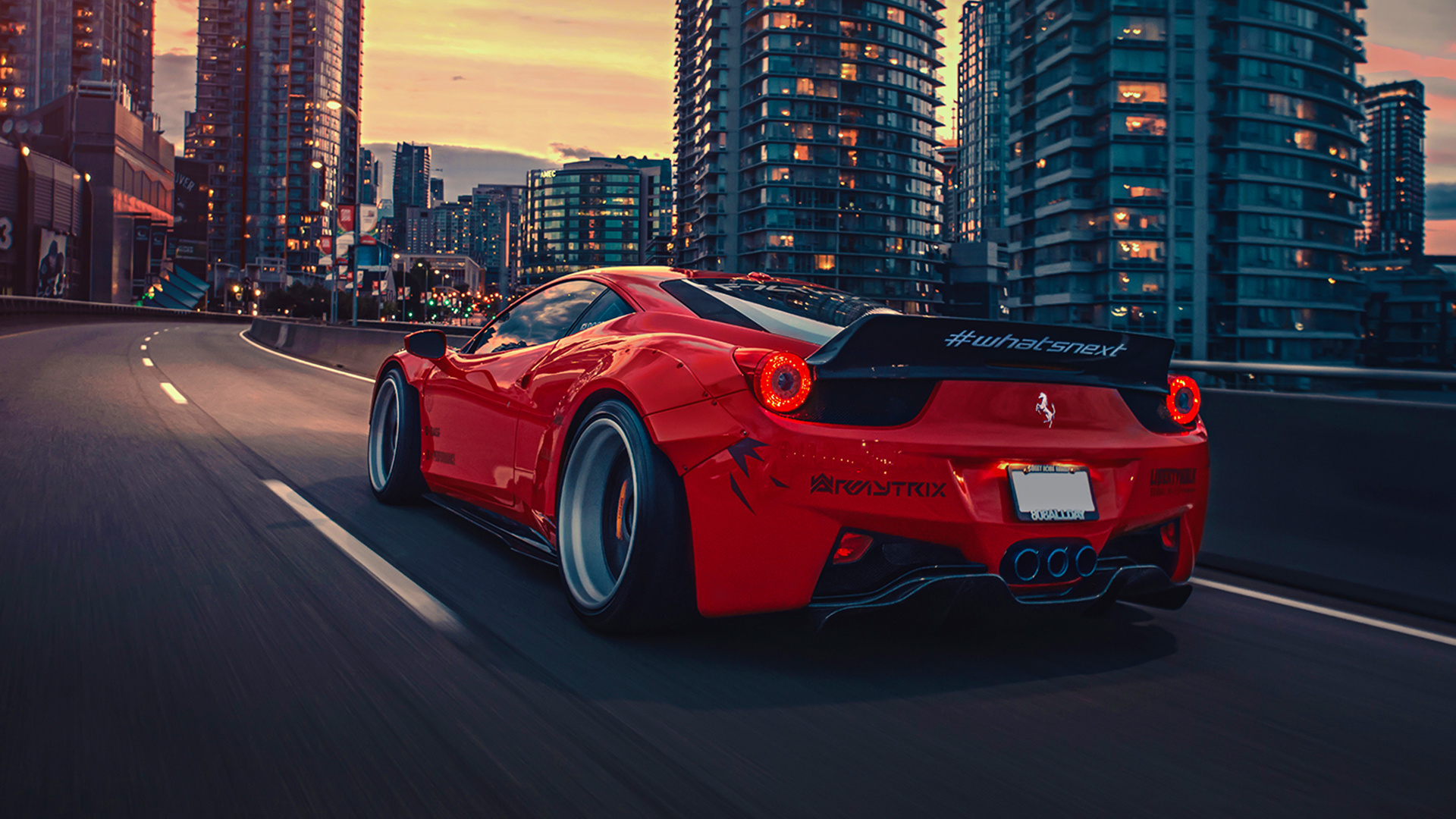 Ferrari Rouge 458 Italia Sur Route Près Des Bâtiments de la Ville Pendant la Nuit. Wallpaper in 1920x1080 Resolution