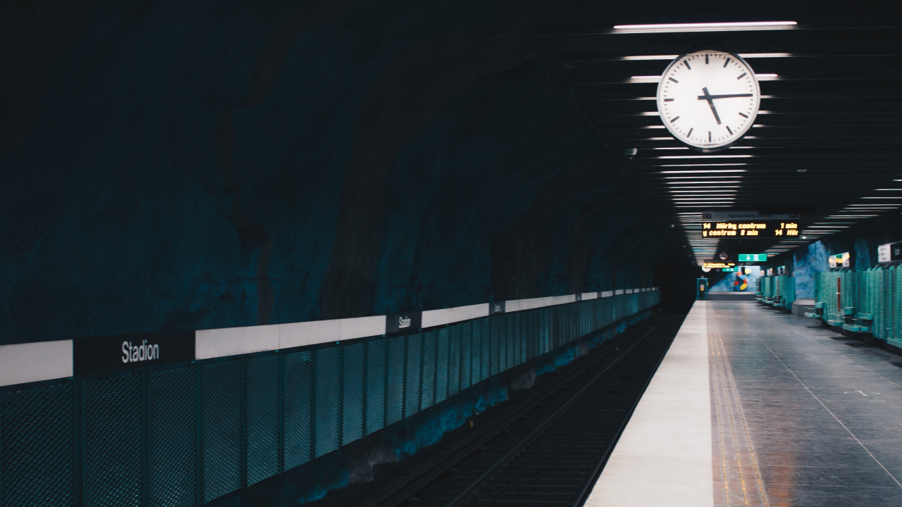 Tunnel Blanc et Noir Avec Des Lumières Allumées Pendant la Nuit. Wallpaper in 1280x720 Resolution