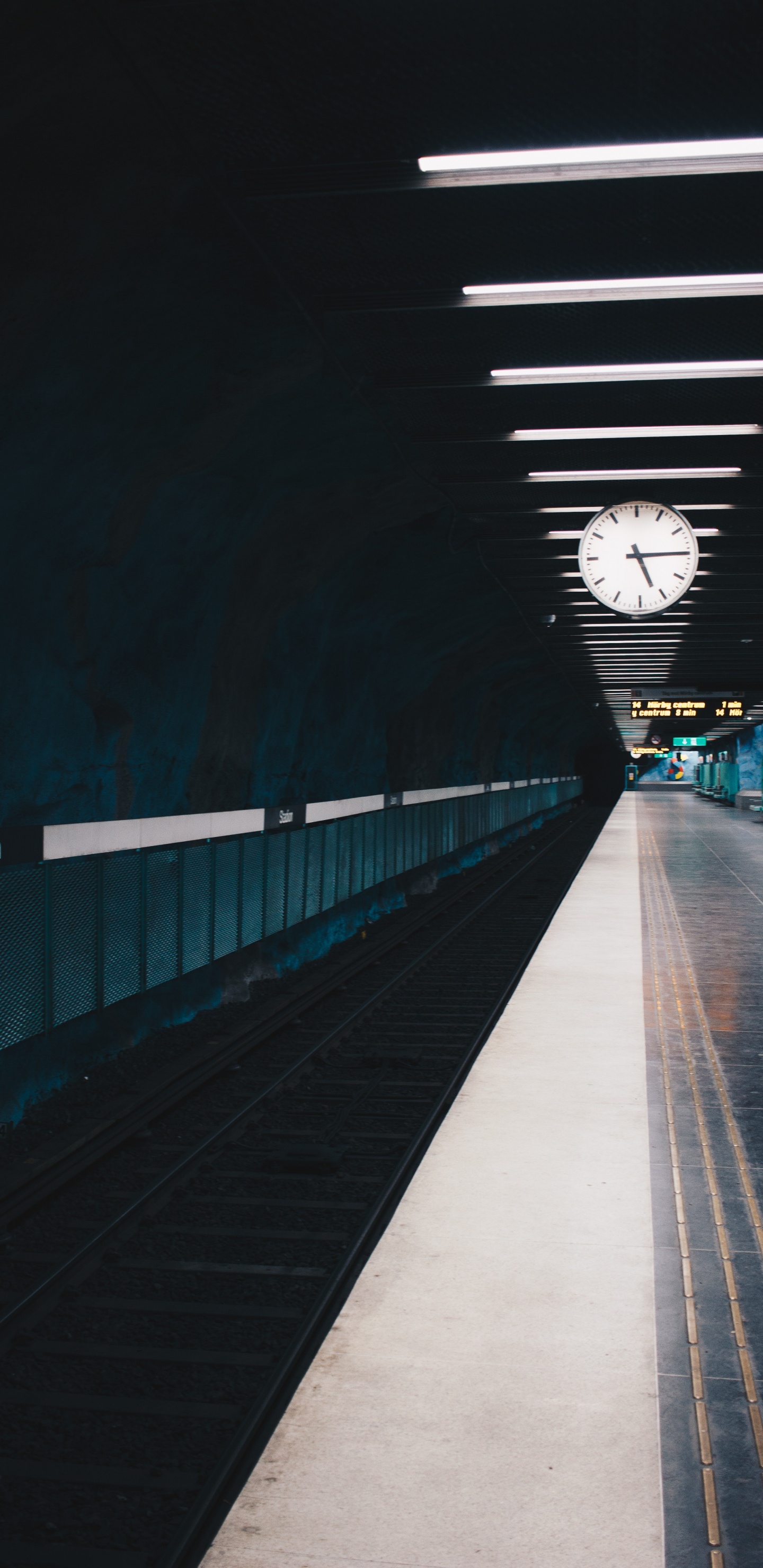 Tunnel Blanc et Noir Avec Des Lumières Allumées Pendant la Nuit. Wallpaper in 1440x2960 Resolution