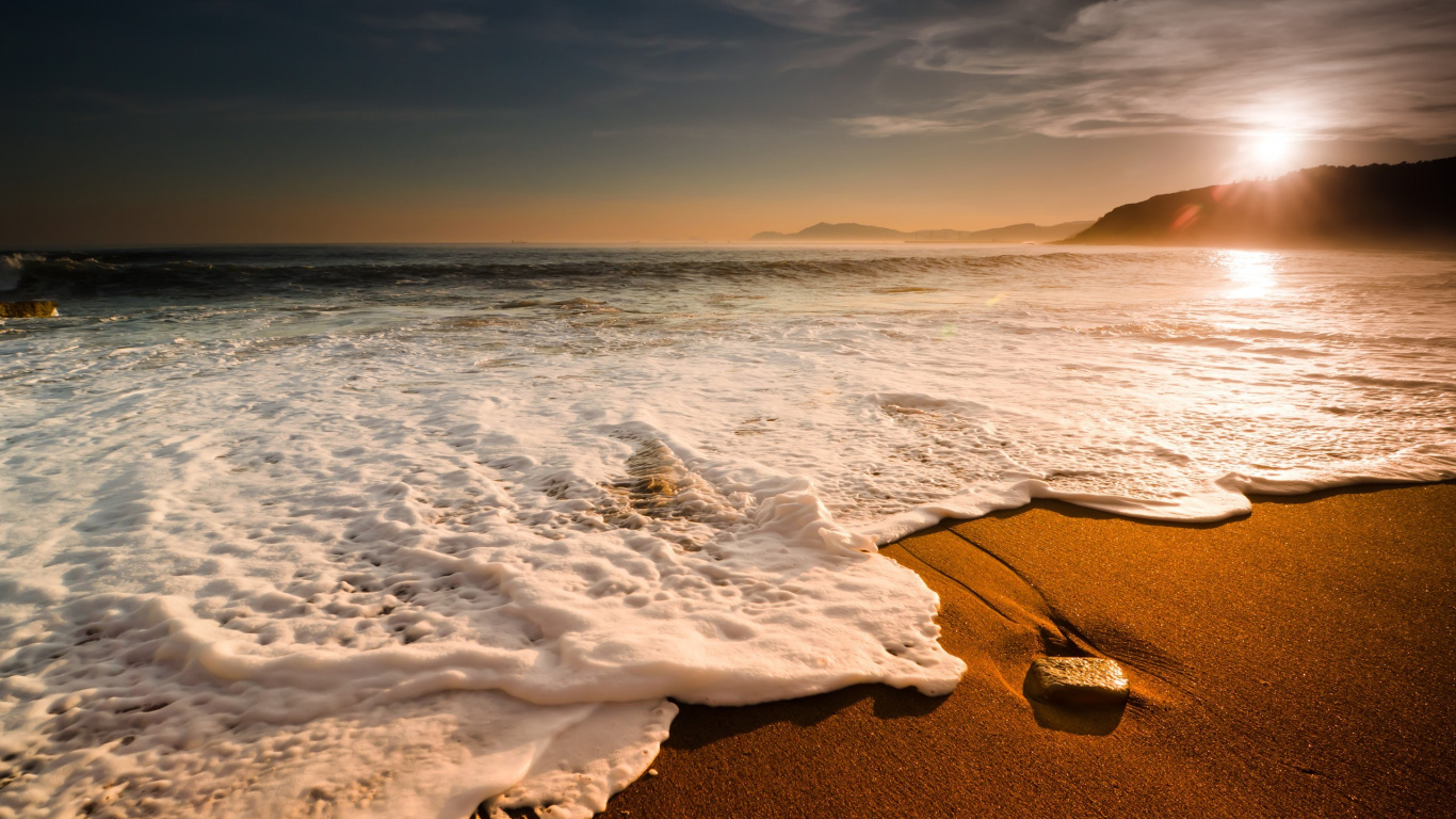 Ocean Waves Crashing on Shore During Daytime. Wallpaper in 1366x768 Resolution