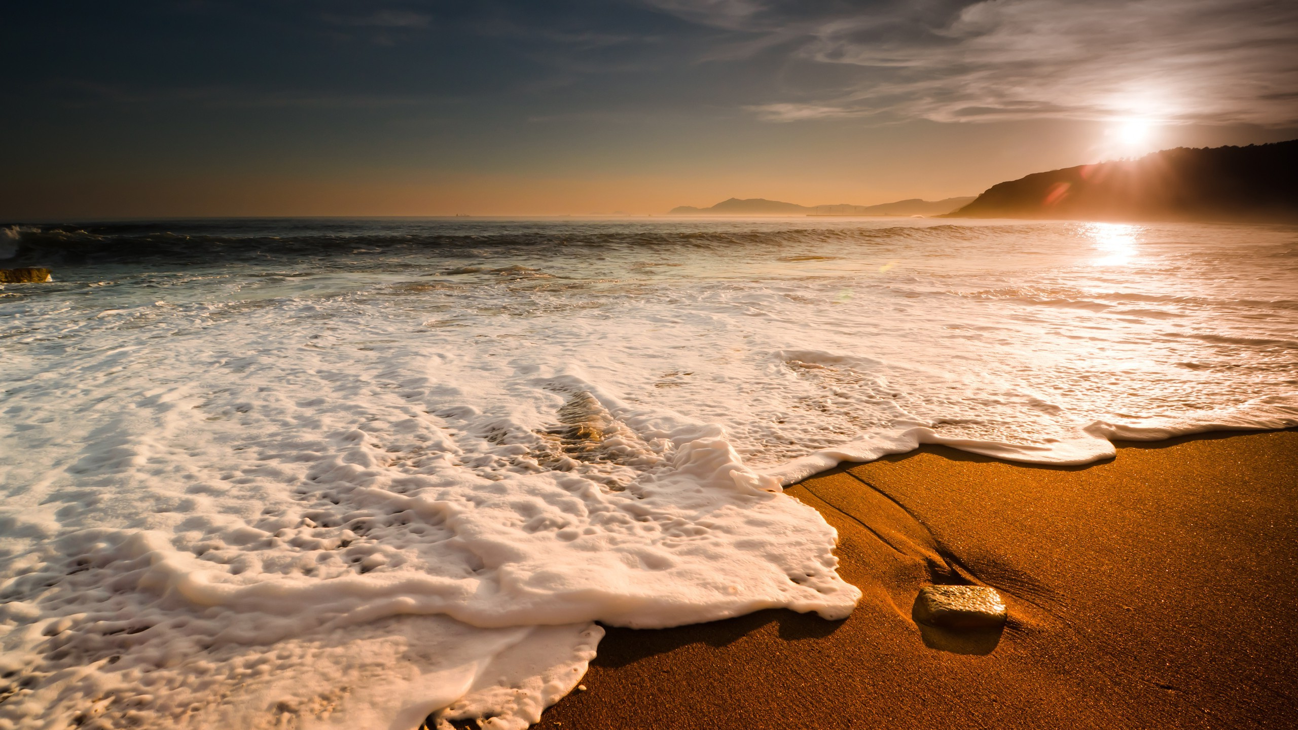 Ocean Waves Crashing on Shore During Daytime. Wallpaper in 2560x1440 Resolution
