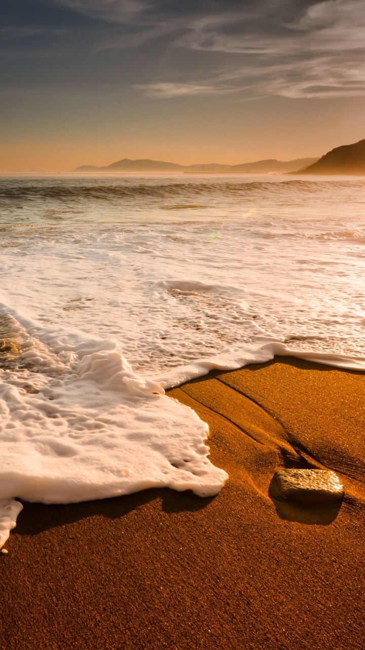 Ocean Waves Crashing on Shore During Daytime. Wallpaper in 720x1280 Resolution