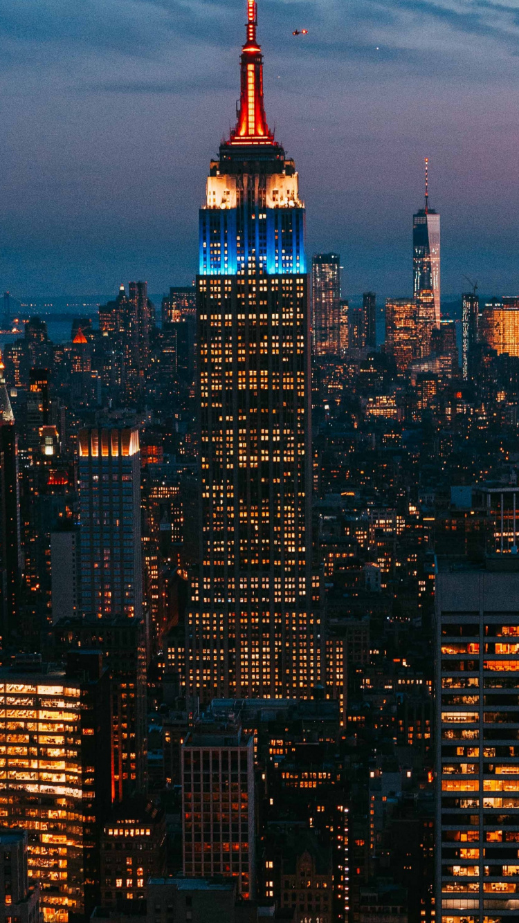 Luftaufnahme Von Stadtgebäuden Während Der Nacht. Wallpaper in 750x1334 Resolution