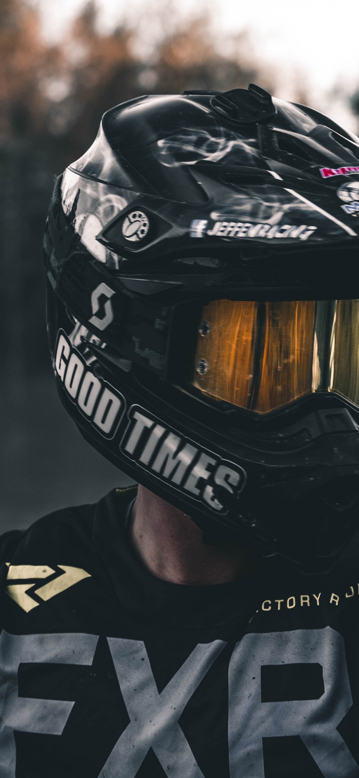 Homme en Casque Noir et Blanc et Veste Noir et Blanc. Wallpaper in 1242x2688 Resolution