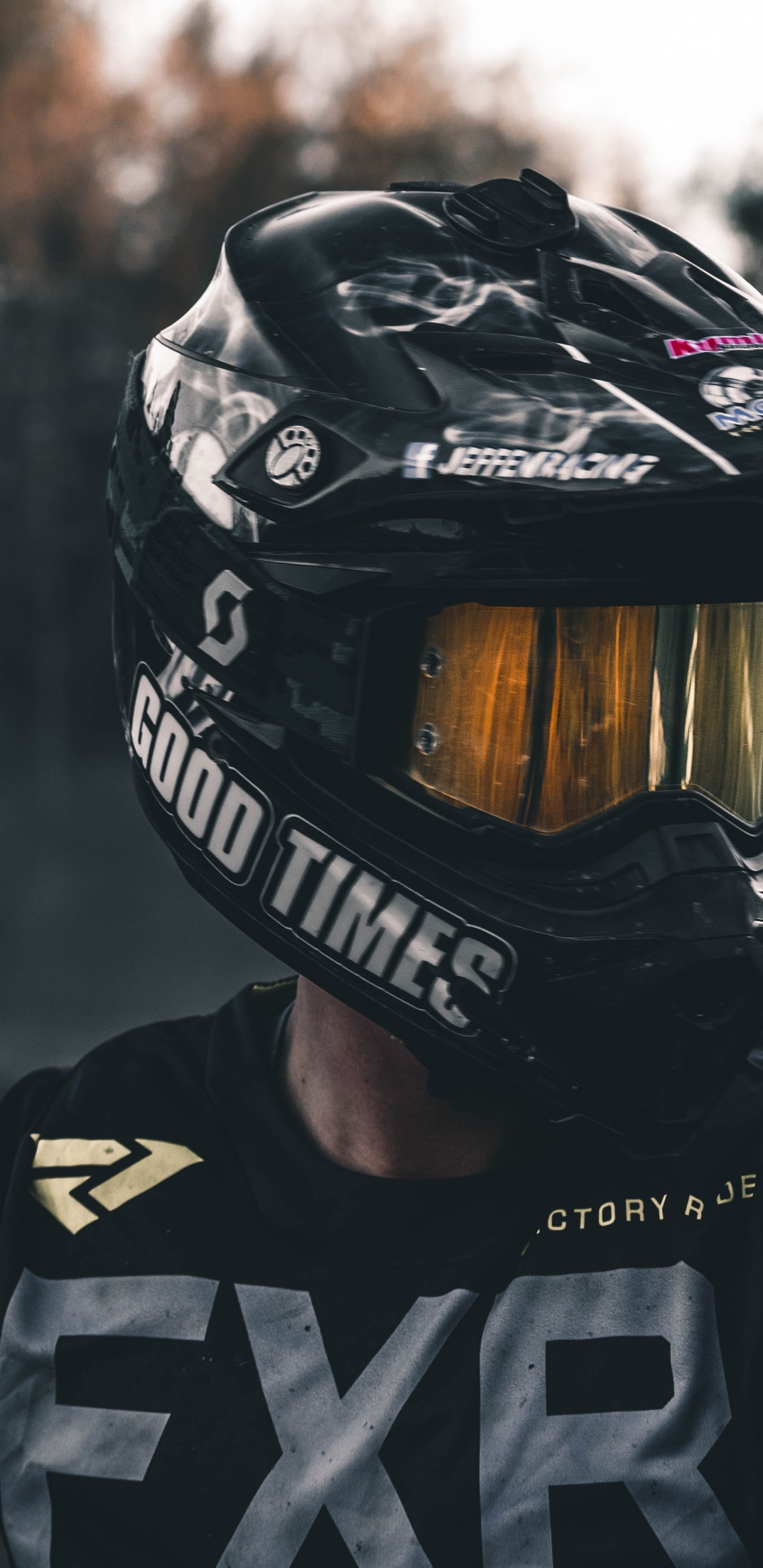 Homme en Casque Noir et Blanc et Veste Noir et Blanc. Wallpaper in 1440x2960 Resolution