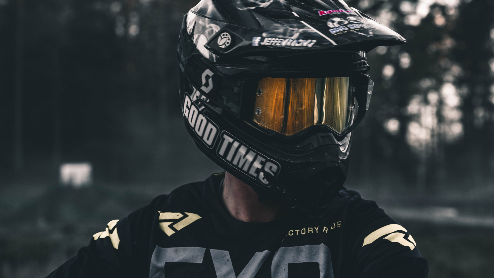 Homme en Casque Noir et Blanc et Veste Noir et Blanc. Wallpaper in 1920x1080 Resolution