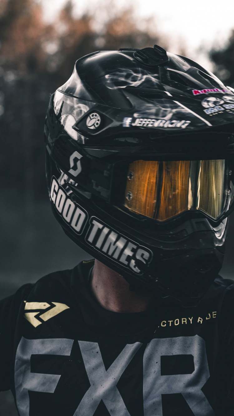 Homme en Casque Noir et Blanc et Veste Noir et Blanc. Wallpaper in 750x1334 Resolution