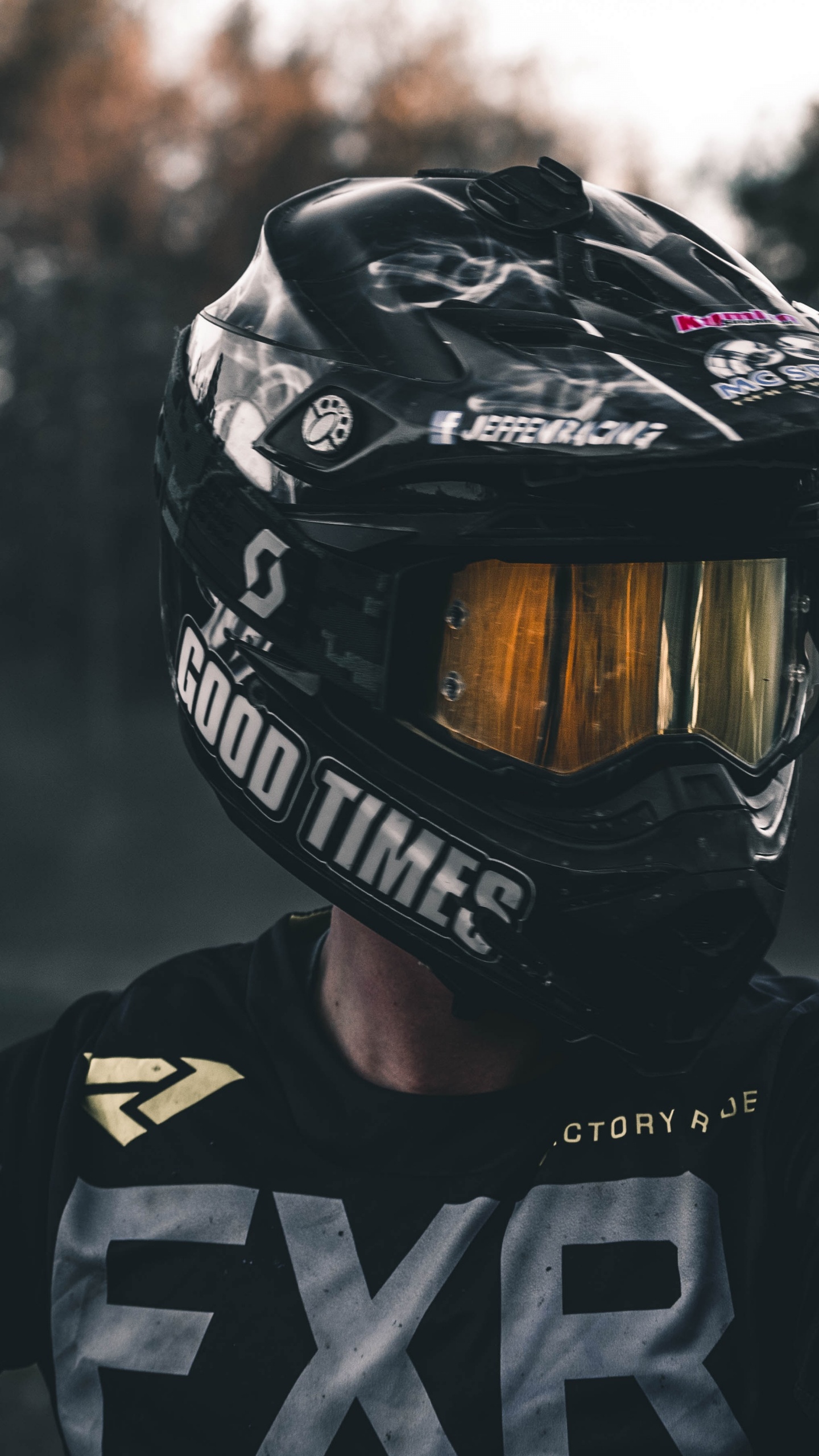 Mann Mit Schwarz-weißem Helm Und Schwarz-weißer Jacke. Wallpaper in 1440x2560 Resolution