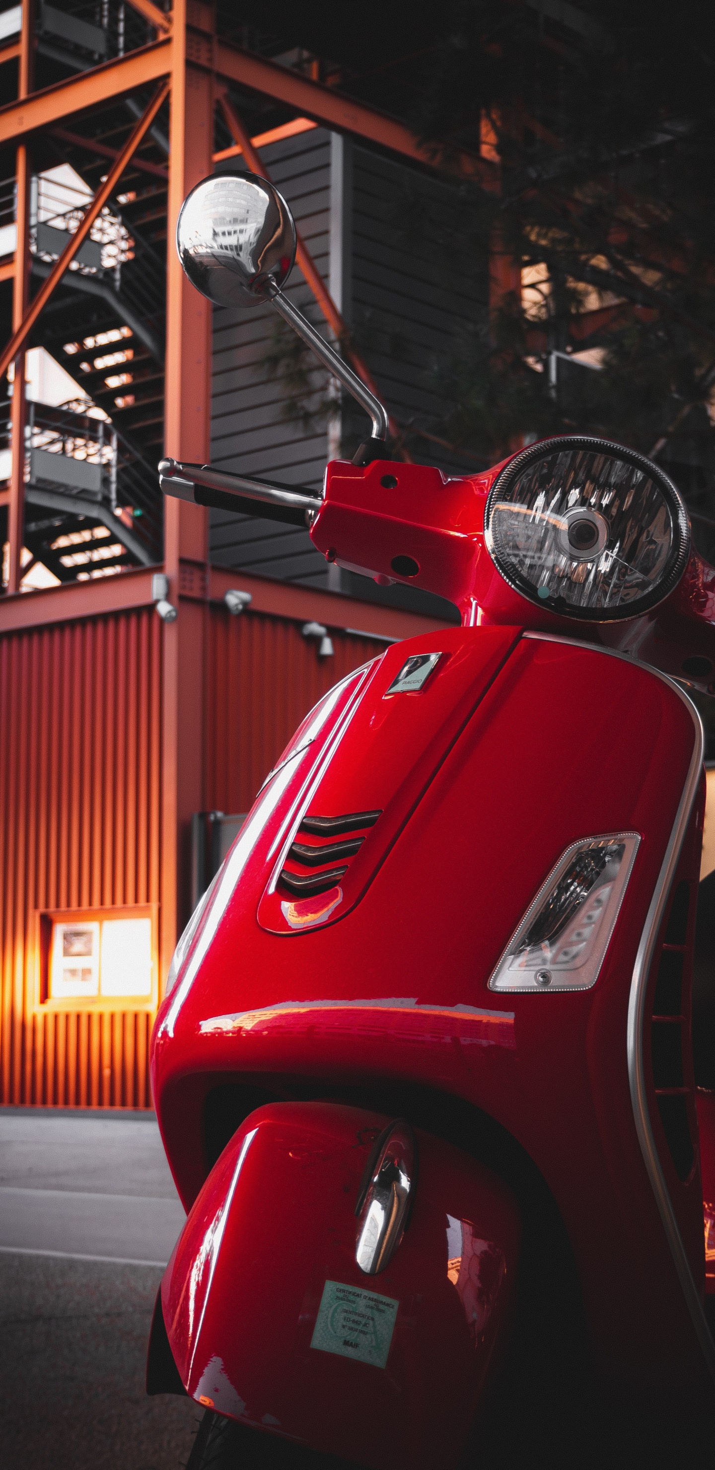 Roter Motorroller in Der Nähe Des Gebäudes Geparkt. Wallpaper in 1440x2960 Resolution