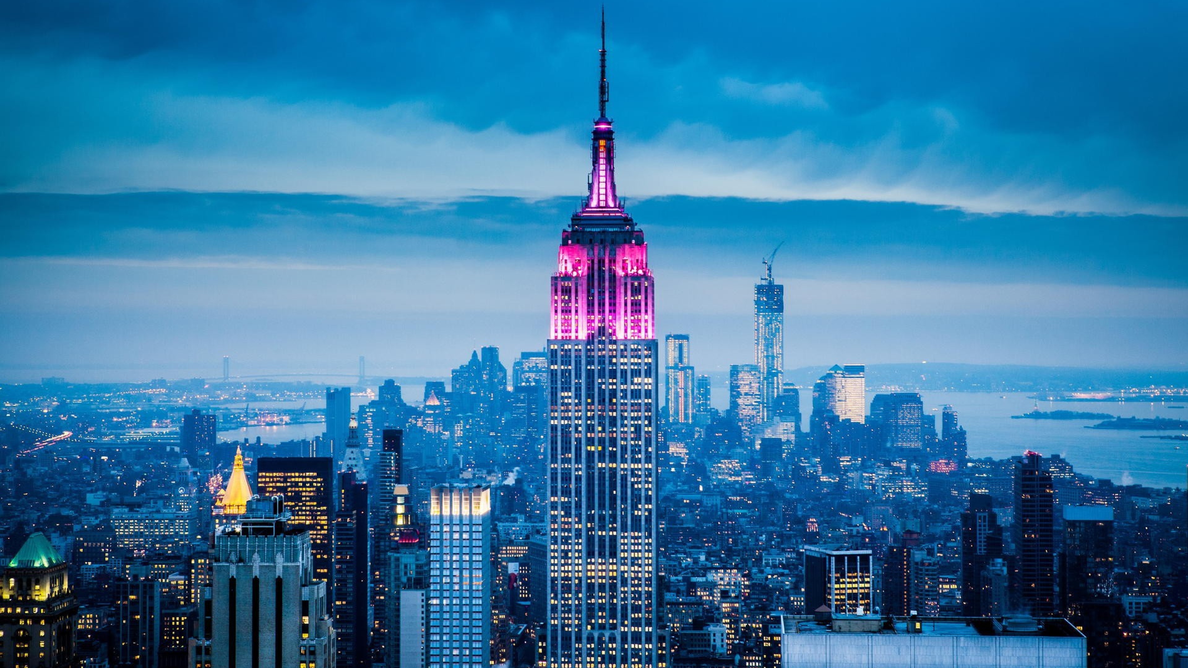 Immeuble de Grande Hauteur Pendant la Nuit. Wallpaper in 3840x2160 Resolution