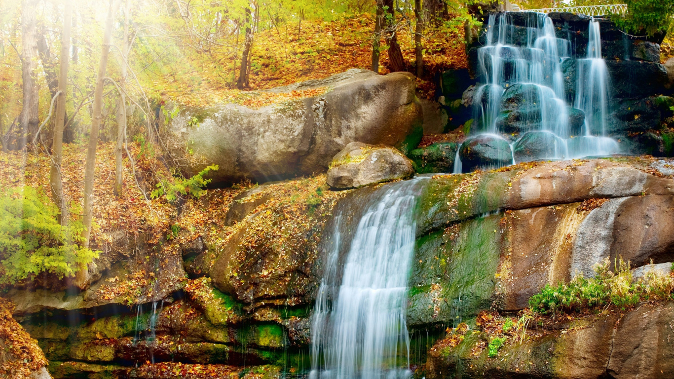 Wasser Fällt Auf Braunen Felsen. Wallpaper in 1366x768 Resolution