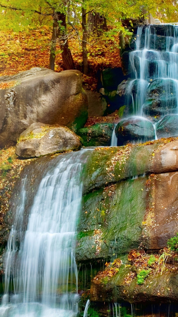 Wasser Fällt Auf Braunen Felsen. Wallpaper in 720x1280 Resolution