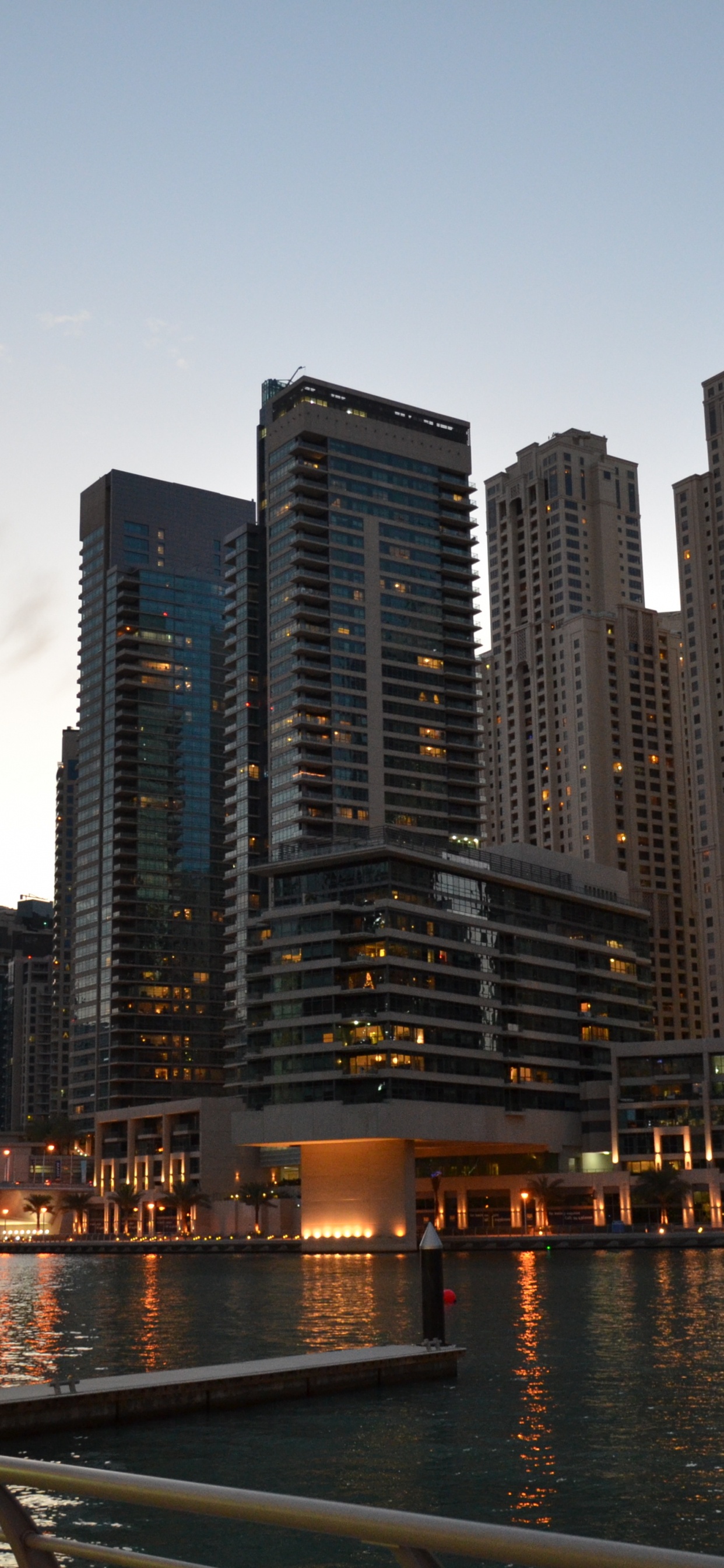 Horizon de la Ville à Travers le Plan D'eau Pendant la Nuit. Wallpaper in 1242x2688 Resolution