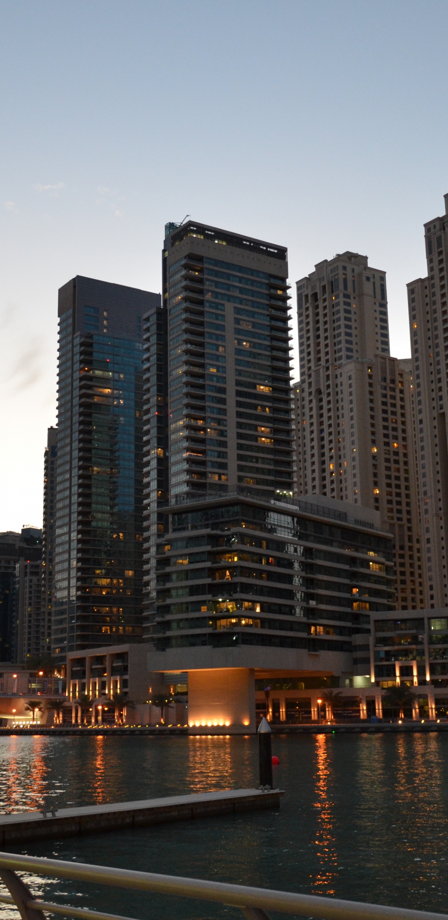 Horizon de la Ville à Travers le Plan D'eau Pendant la Nuit. Wallpaper in 1440x2960 Resolution