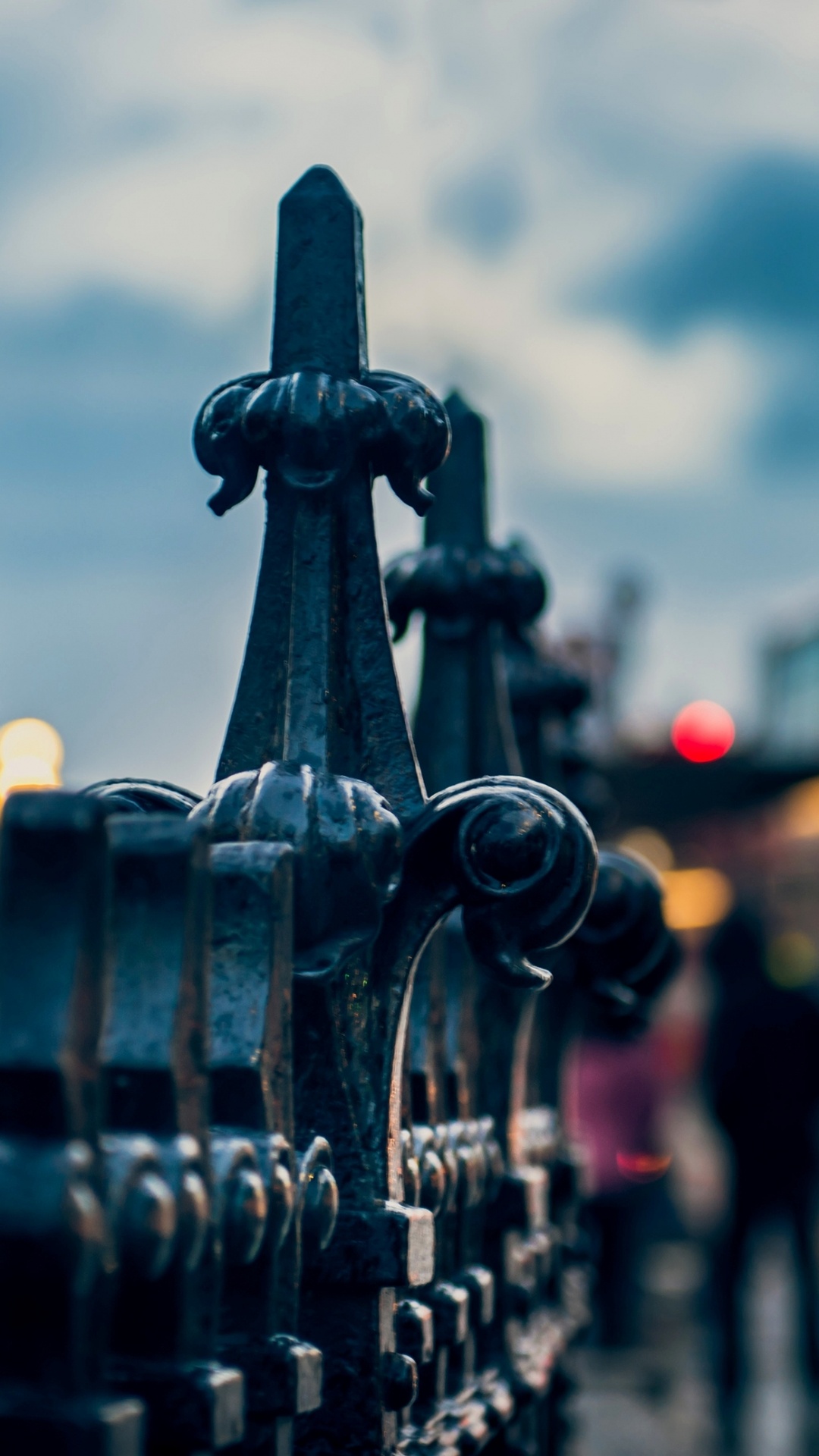 Schwarzes Metall-Zuggleis Tagsüber. Wallpaper in 1080x1920 Resolution