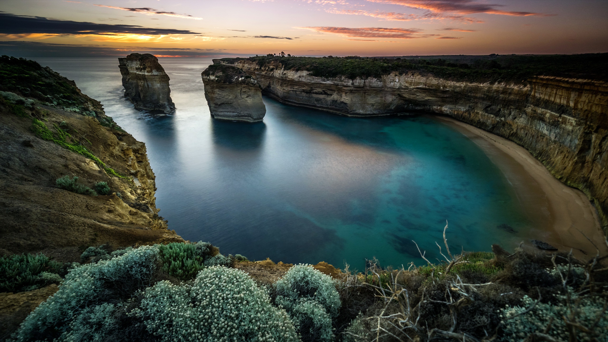 Green Trees on Brown Rock Formation Beside Blue Sea During Daytime. Wallpaper in 2560x1440 Resolution