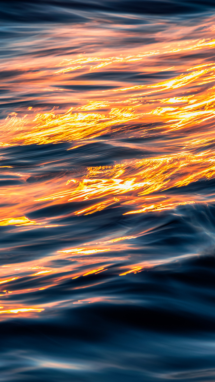 Wasser, Orange, Welle, Reflexion, Atmosphäre. Wallpaper in 750x1334 Resolution