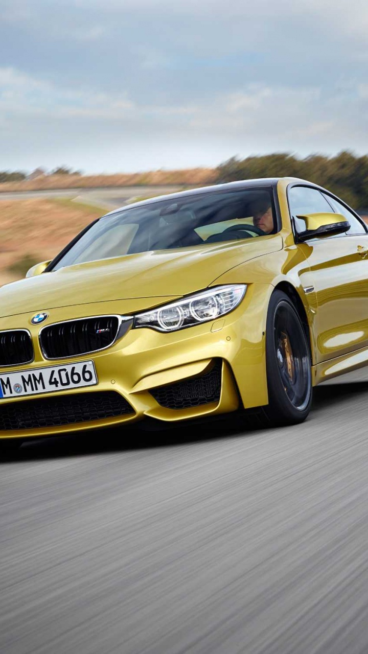 Weißer Bmw m 3 Tagsüber Unterwegs. Wallpaper in 720x1280 Resolution